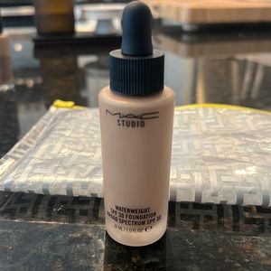 MAC Studio Water weight SPF 30 Foundation NC40